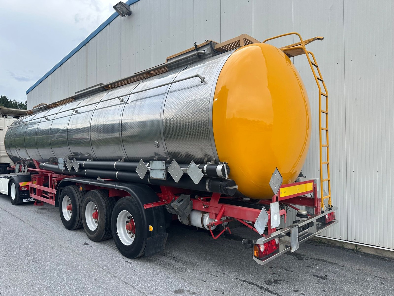 Schwarzmüller Chemi L4BH 42050L Lift BPW - Tank semi-trailer: picture 3 Schwarzmüller Chemi L4BH 42050L Lift BPW - Tank semi-trailer: picture 3