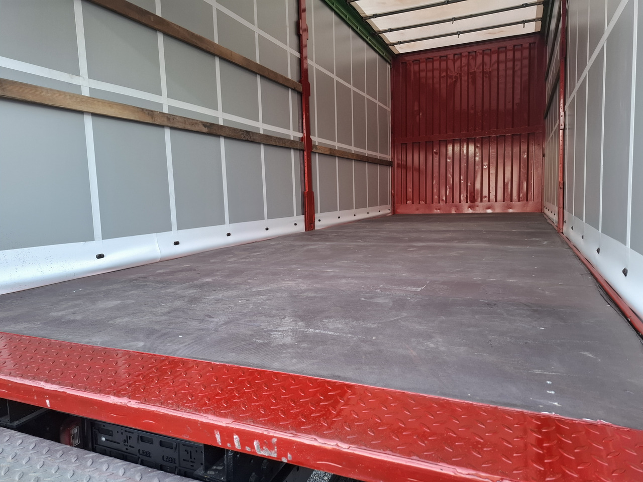 Curtainsider truck MAN TGX 26.440 E6: picture 15