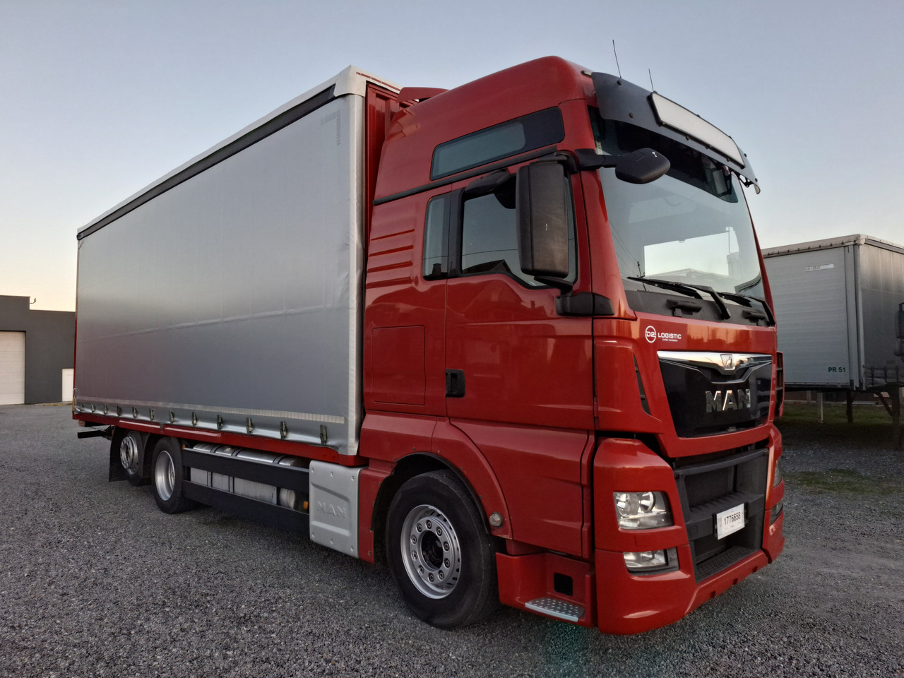 Curtainsider truck MAN TGX 26.440 E6: picture 6