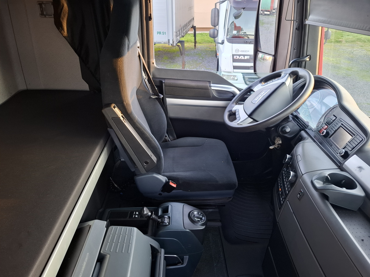 Curtainsider truck MAN TGX 26.440 E6: picture 24