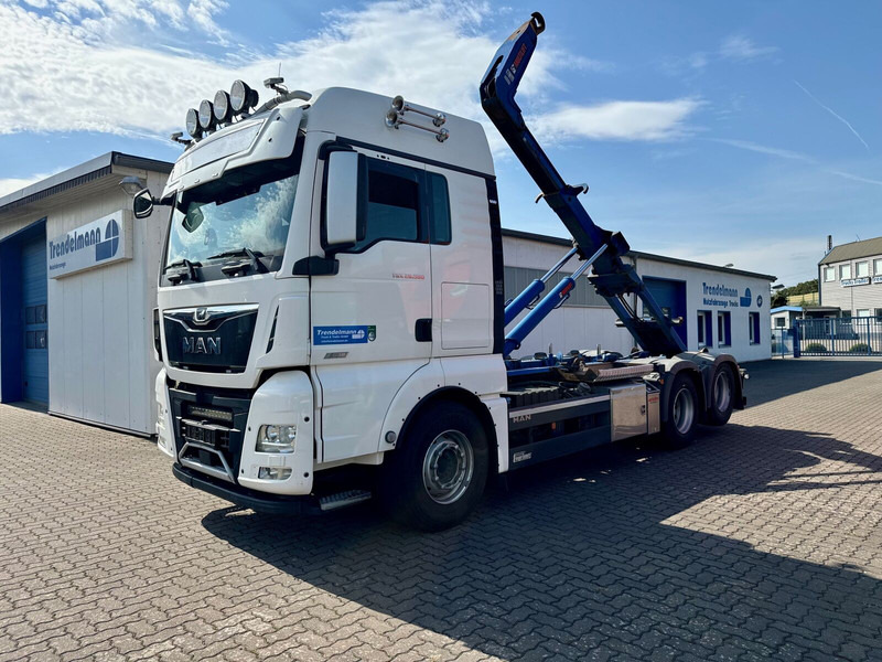 MAN TGX 26.580 BL 6x2 Zwillingbereifte Liftachse Abroller Hiab Funk- - Hook lift truck: picture 1 MAN TGX 26.580 BL 6x2 Zwillingbereifte Liftachse Abroller Hiab Funk- - Hook lift truck: picture 1