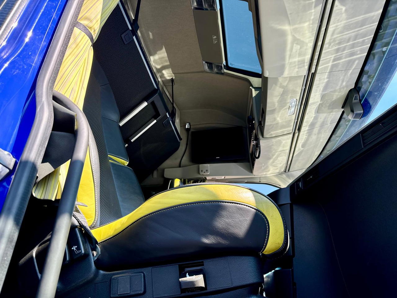 Volvo FH-16-750 SZM 6x4 Retarder TÜV 09.2026 on lease Volvo FH-16-750 SZM 6x4 Retarder TÜV 09.2026: picture 25 Volvo FH-16-750 SZM 6x4 Retarder TÜV 09.2026 on lease Volvo FH-16-750 SZM 6x4 Retarder TÜV 09.2026: picture 25