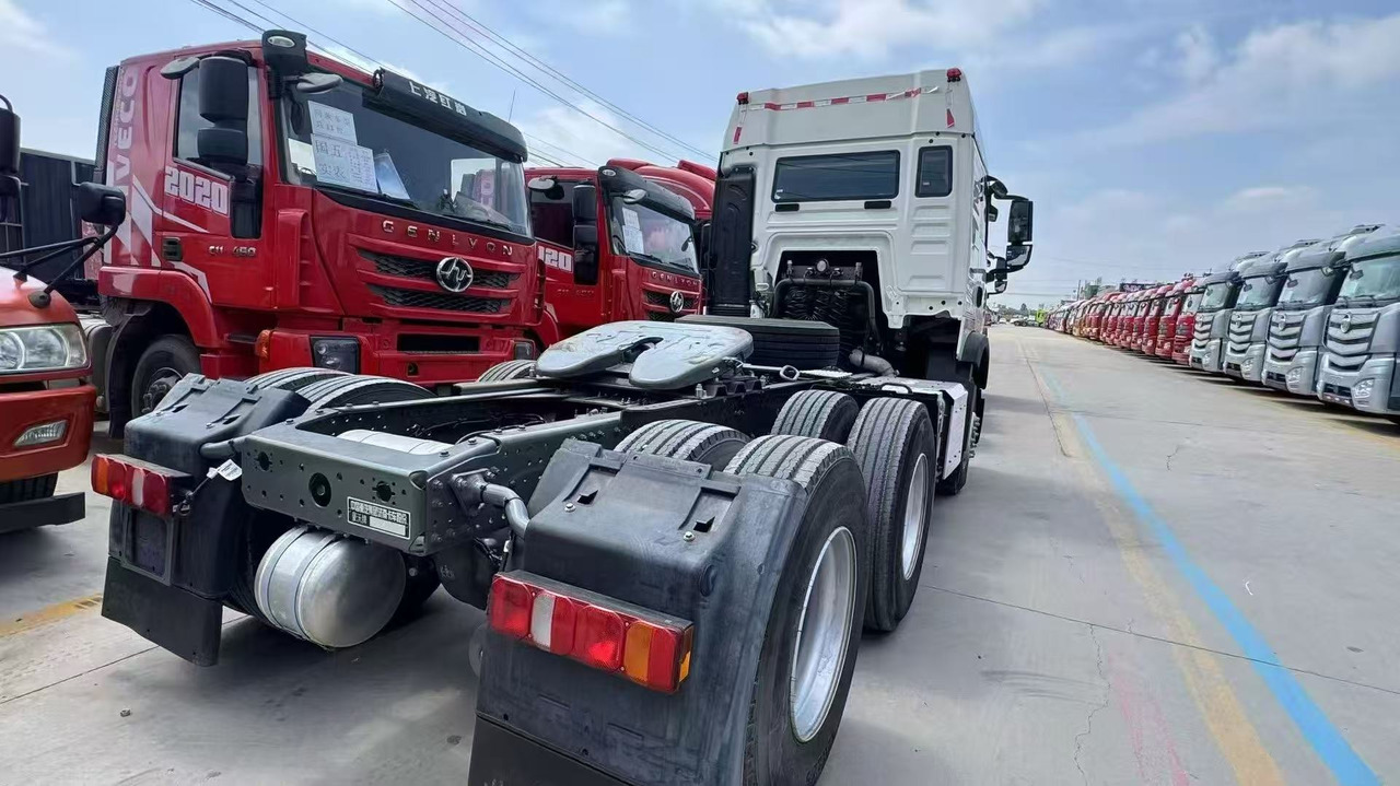 SINOTRUK howo 371,430 ,460 tractor multiple models used and stock new tractors Customizable - Tractor unit: picture 5 SINOTRUK howo 371,430 ,460 tractor multiple models used and stock new tractors Customizable - Tractor unit: picture 5