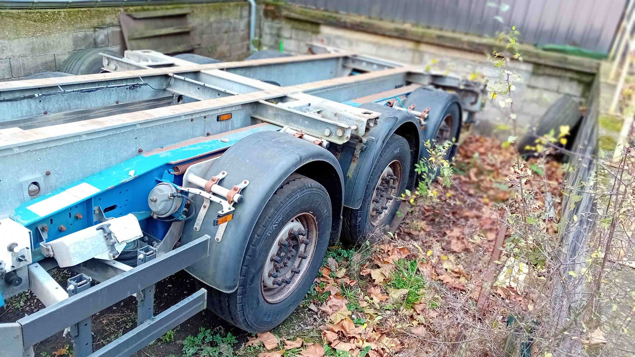 SCHMITZ CARGOBULL châssis porte-conteneur semi-remorque Os - type SGF*3 - adaptable pour conteneur 20' et 40' - Container transporter/ Swap body semi-trailer: picture 3 SCHMITZ CARGOBULL châssis porte-conteneur semi-remorque Os - type SGF*3 - adaptable pour conteneur 20' et 40' - Container transporter/ Swap body semi-trailer: picture 3