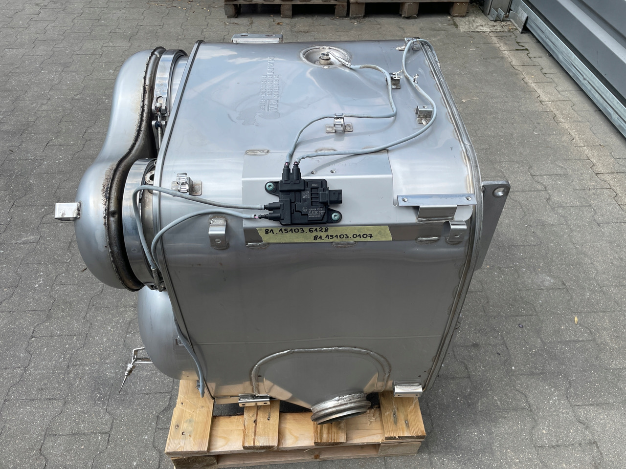 KATALIZATOR MAN TGX TGS EURO 6 DPF TŁUMIK WYDECH 81151036128 - Catalytic converter for Truck: picture 1 KATALIZATOR MAN TGX TGS EURO 6 DPF TŁUMIK WYDECH 81151036128 - Catalytic converter for Truck: picture 1