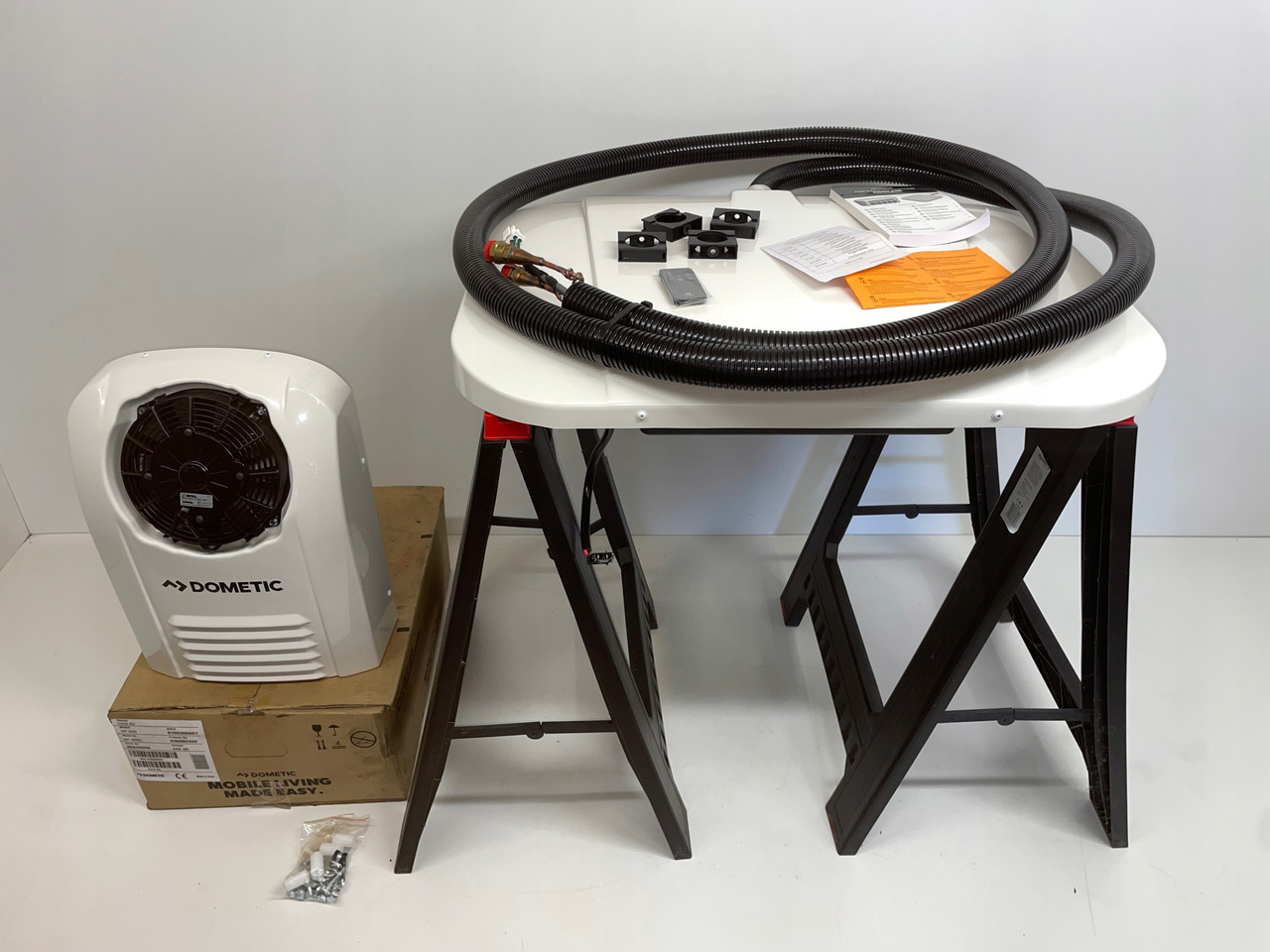 KLIMATYZACJA POSTOJOWA DOMETIC SP950T SP 950 T MAN SCANIA VOLVO - NOWA - - A/C compressor for Truck: picture 1 KLIMATYZACJA POSTOJOWA DOMETIC SP950T SP 950 T MAN SCANIA VOLVO - NOWA - - A/C compressor for Truck: picture 1