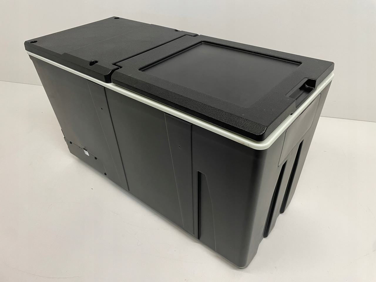 LODÓWKA CHŁODZIARKA MERCEDES ACTROS MP4 MP 4 A9608200306 - Cab and interior for Truck: picture 1 LODÓWKA CHŁODZIARKA MERCEDES ACTROS MP4 MP 4 A9608200306 - Cab and interior for Truck: picture 1