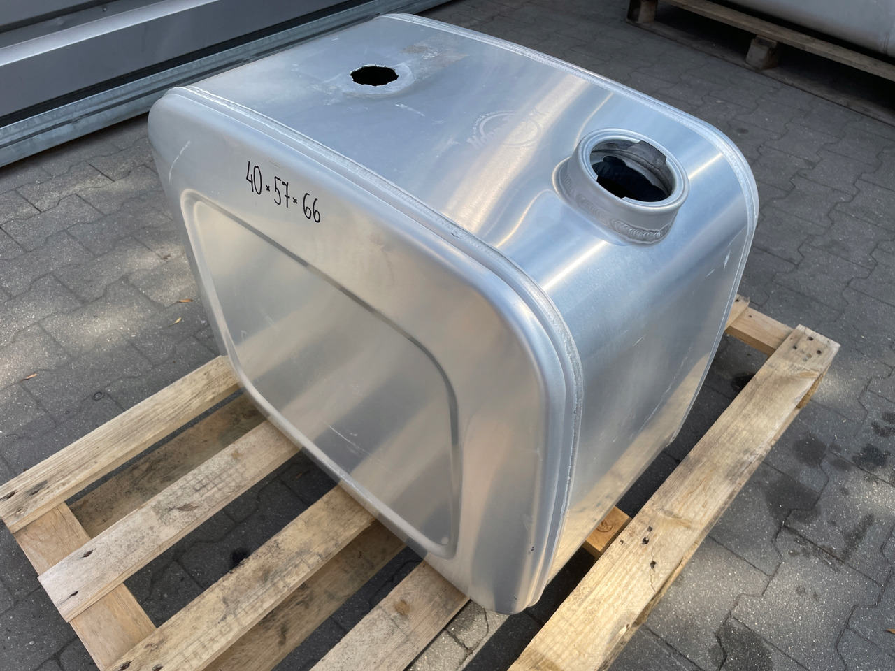 ZBIORNIK PALIWA MAN SCANIA DAF VOLVO IVECO MERCEDES - Fuel tank for Truck: picture 2 ZBIORNIK PALIWA MAN SCANIA DAF VOLVO IVECO MERCEDES - Fuel tank for Truck: picture 2