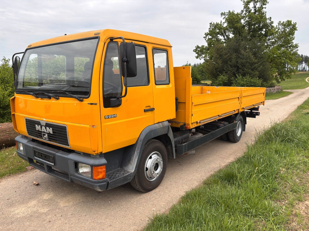 MAN 8.224 L 2000 - Dropside/ Flatbed truck: picture 1 MAN 8.224 L 2000 - Dropside/ Flatbed truck: picture 1