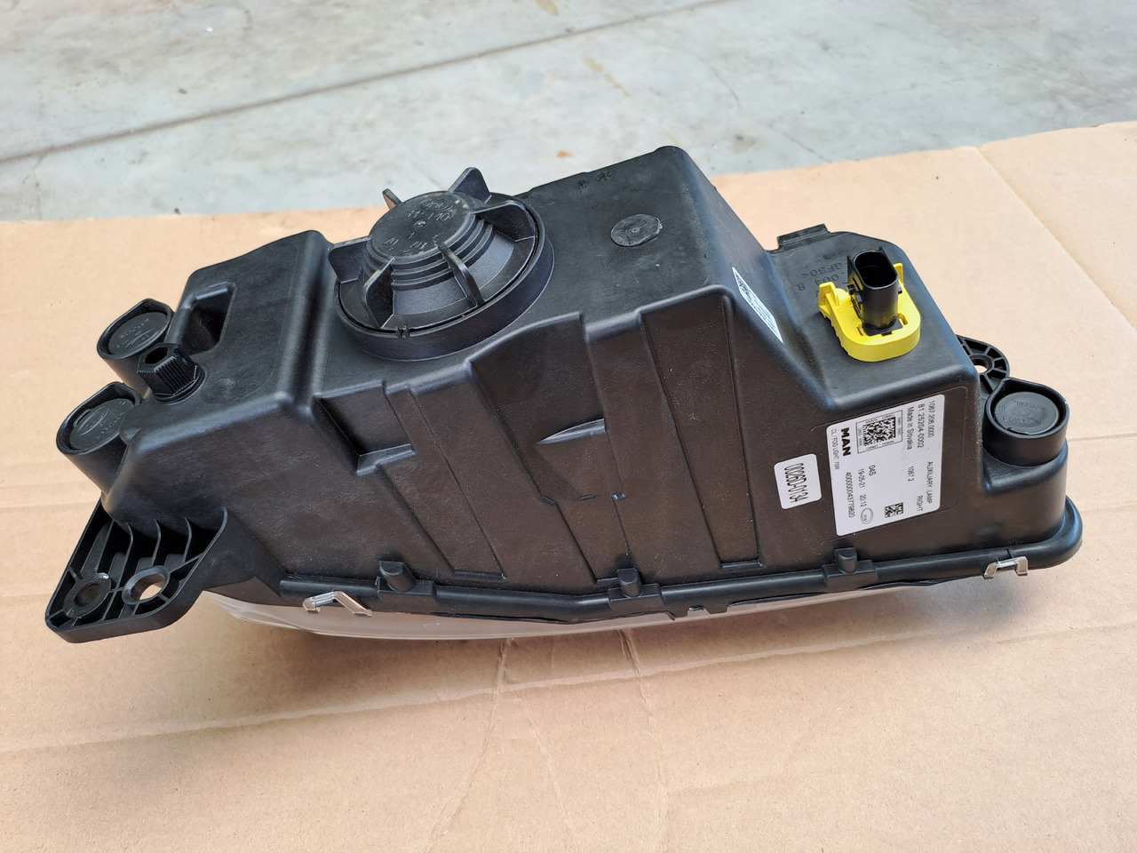 Neuwertiger Nebelscheinwerfer MAN TG3 rechts, Artikel - Nr. : 81.25204 - 0002 / 0001 - Fog light for Truck: picture 2 Neuwertiger Nebelscheinwerfer MAN TG3 rechts, Artikel - Nr. : 81.25204 - 0002 / 0001 - Fog light for Truck: picture 2