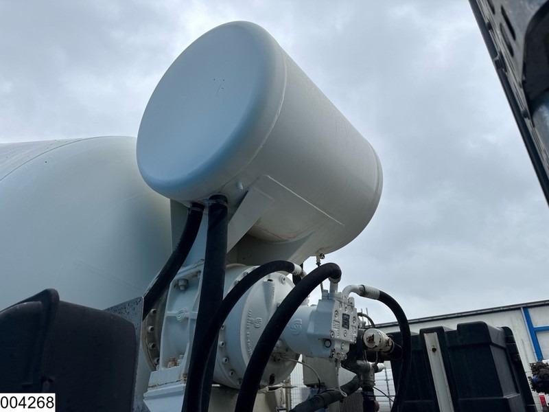 Concrete mixer truck Renault Kerax 410 Dxi 8x4, Leaf suspension, Manual transmission: picture 12 Concrete mixer truck Renault Kerax 410 Dxi 8x4, Leaf suspension, Manual transmission: picture 12