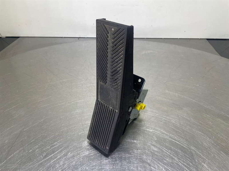 Mecalac 12MTX-5270642-Control pedal boom - Hydraulics for Construction machinery: picture 1 Mecalac 12MTX-5270642-Control pedal boom - Hydraulics for Construction machinery: picture 1
