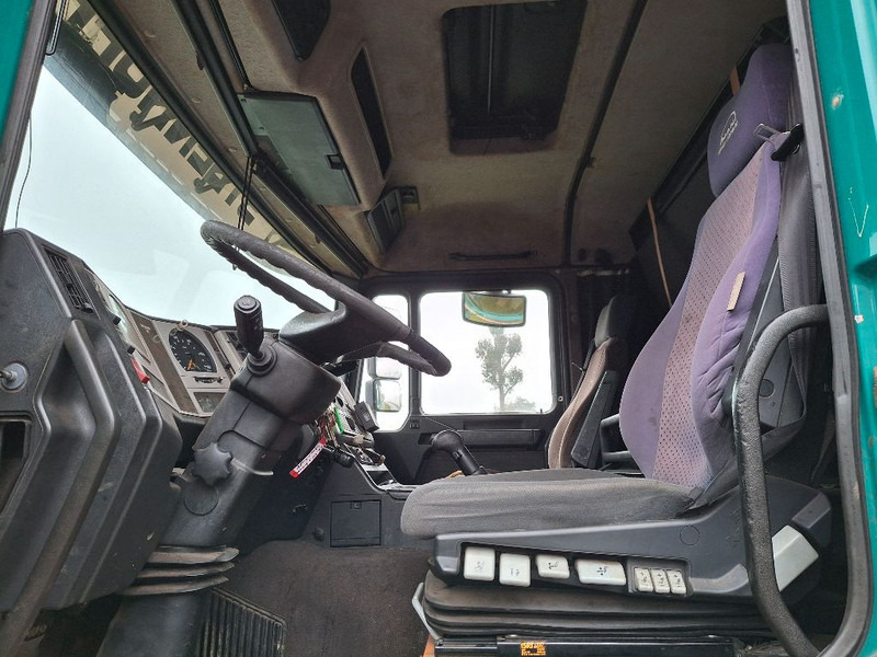 Interior photo 1: Tractor unit MAN 26.463 6X4 Interior photo 1: Tractor unit MAN 26.463 6X4