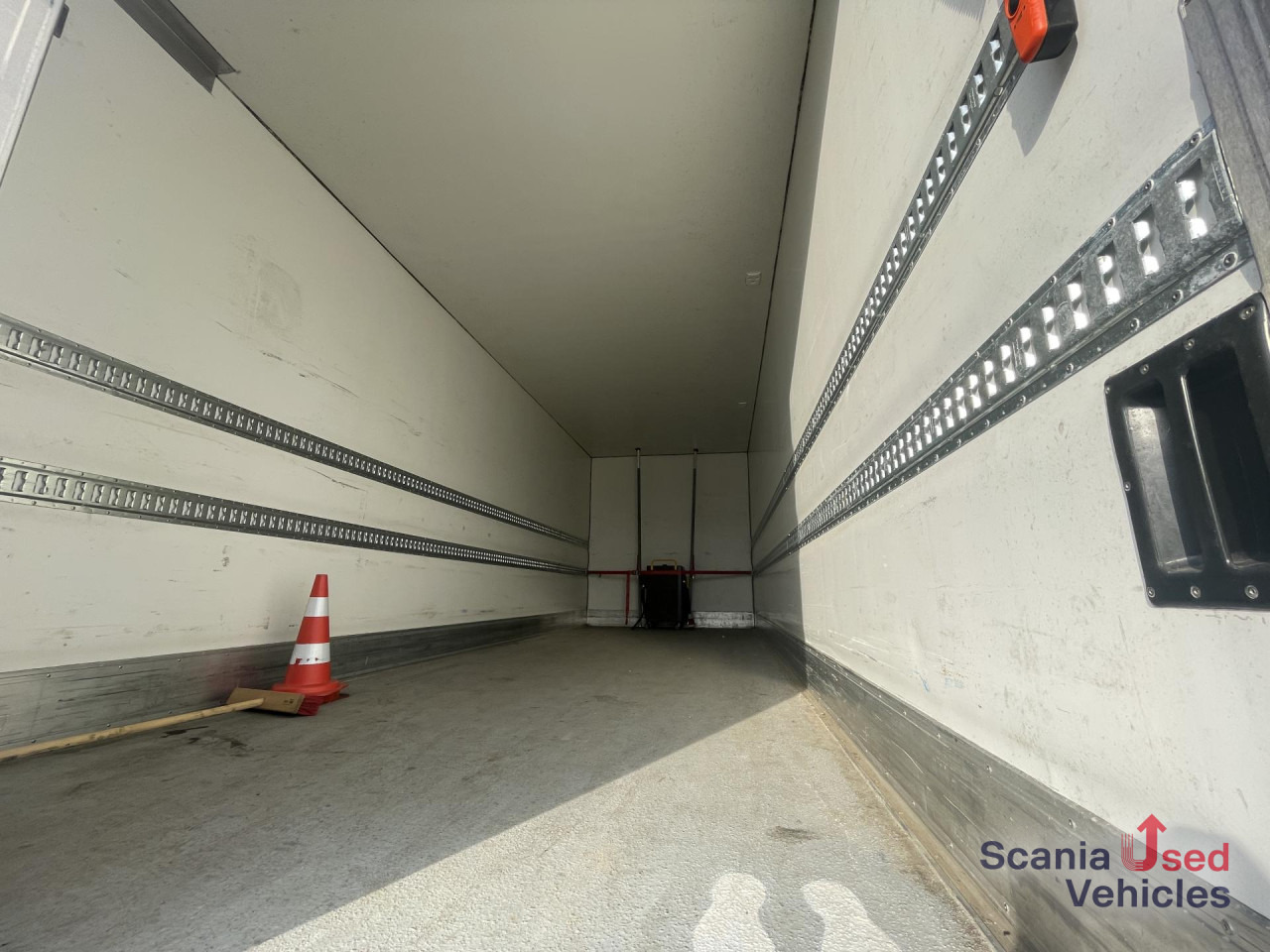 SCANIA 25P BEV B4x2NA ELECTRIC TAIL LIFT 2.5T 760X250X264 - Box truck, Electric truck: picture 2 SCANIA 25P BEV B4x2NA ELECTRIC TAIL LIFT 2.5T 760X250X264 - Box truck, Electric truck: picture 2