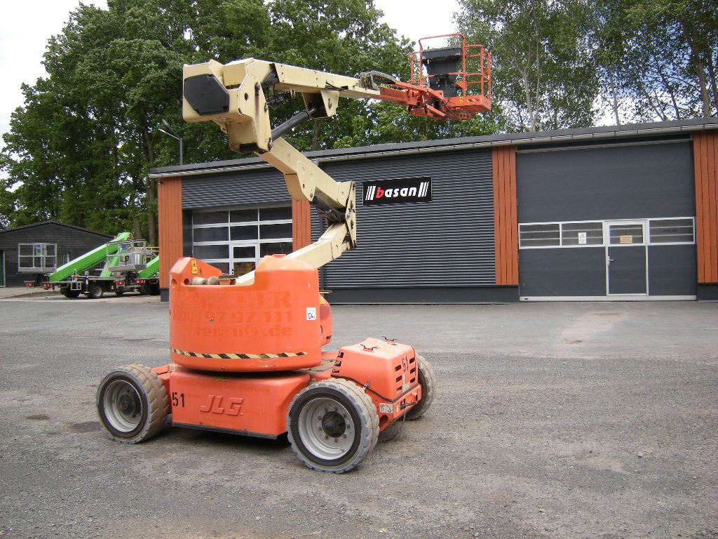 Truck mounted aerial platform JLG M450 AJ  Gelenkteleskoparbeitsbühne 16 m: picture 1