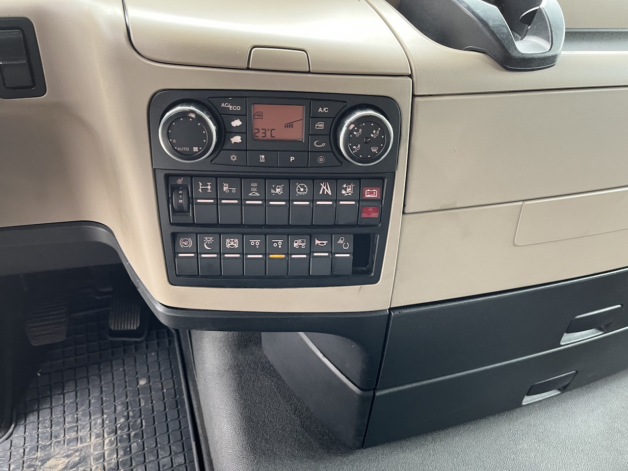 MAN TGX 26.500 6x2 Fahrgestell Lenk-Liftachse AHK - Cab chassis truck: picture 2 MAN TGX 26.500 6x2 Fahrgestell Lenk-Liftachse AHK - Cab chassis truck: picture 2