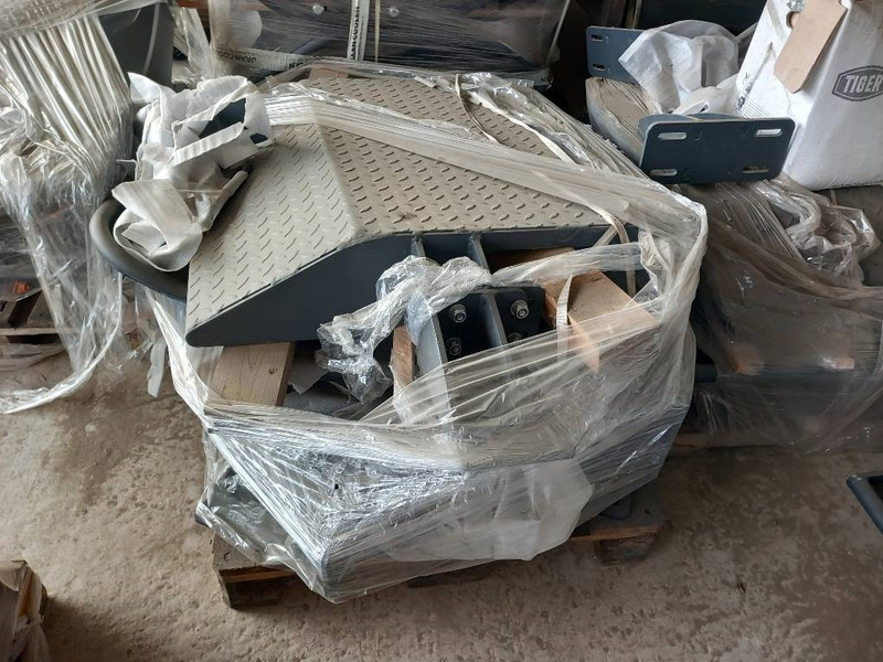 Komatsu PW158-11 MUDGUARDS - Attachment for Construction machinery: picture 2 Komatsu PW158-11 MUDGUARDS - Attachment for Construction machinery: picture 2