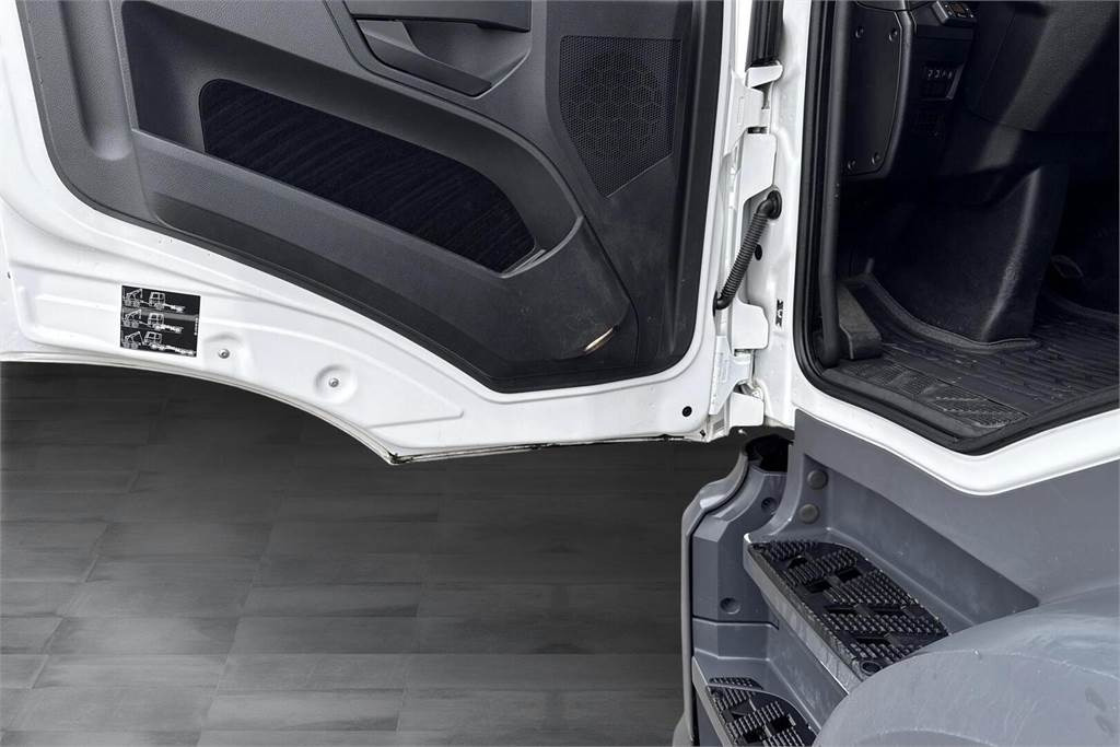 Interior photo 1: Box truck Mercedes-Benz ACTROS 1827 5 KSA-kori +PL