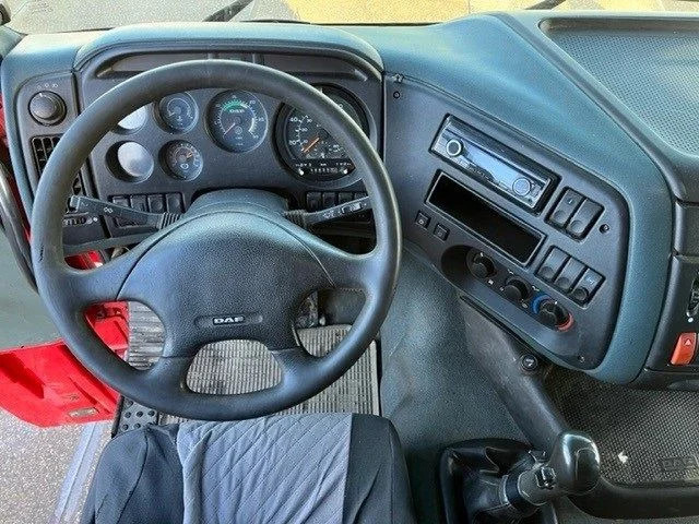 Interior photo 1: Dropside/ Flatbed truck DAF 95-430XF SPACECAB 6x4 FULL STEEL WITH OPEN BODY (EURO 3 / 9.000 KG. FRONT AXLE / FULL STEEL SUSPENSION / REDUCTION AXLES / ZF16