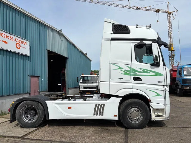 Mercedes-Benz Actros 1845 LS BIGSPACE (RETARDER / EURO 5 / TELLIGENT GEARBOX / FULL SPOILERSET / 2x DIESELTANK / AIRCONDITIONING) - Tractor unit: picture 4 Mercedes-Benz Actros 1845 LS BIGSPACE (RETARDER / EURO 5 / TELLIGENT GEARBOX / FULL SPOILERSET / 2x DIESELTANK / AIRCONDITIONING) - Tractor unit: picture 4