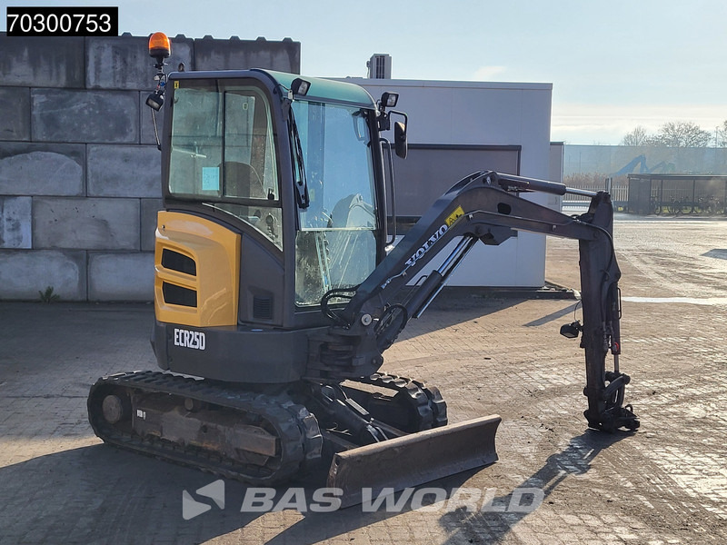 Mini excavator Volvo ECR25 D: picture 8