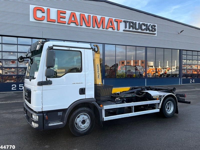 MAN TGL 12.250 Palfinger haakarmsysteem - Hook lift truck: picture 2 MAN TGL 12.250 Palfinger haakarmsysteem - Hook lift truck: picture 2