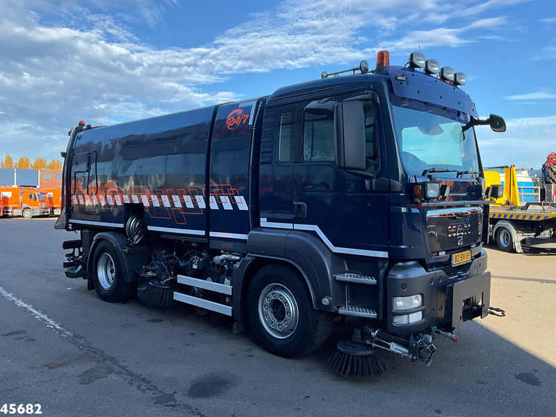 MAN TGS 18.320 Manual Gearbox Brock Wegdekreinger links en rechtsvegend! - Road sweeper: picture 3 MAN TGS 18.320 Manual Gearbox Brock Wegdekreinger links en rechtsvegend! - Road sweeper: picture 3