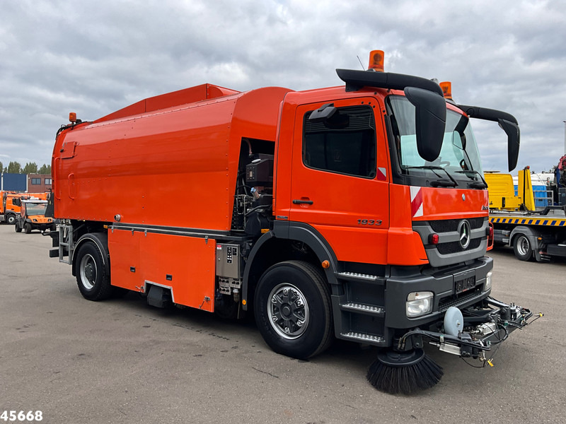 Mercedes-Benz Axor 1833 4x4 Schörling SORF Schienenreinigungs/Railway sweeper Just 38.680 Km! - Road sweeper: picture 5 Mercedes-Benz Axor 1833 4x4 Schörling SORF Schienenreinigungs/Railway sweeper Just 38.680 Km! - Road sweeper: picture 5