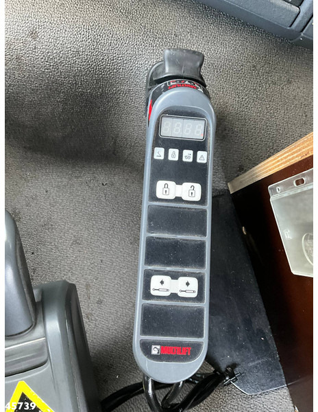 Hook lift truck Volvo FM 330 6x4 Hiab 21 Ton haakarmsysteem Just 35.598 Km!: picture 13 Hook lift truck Volvo FM 330 6x4 Hiab 21 Ton haakarmsysteem Just 35.598 Km!: picture 13