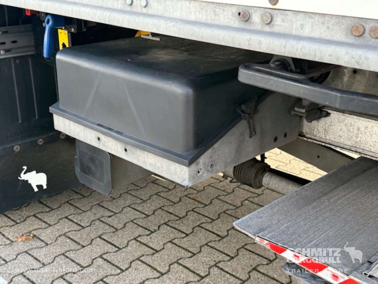SCHMITZ Oplegger Kasten Standard Taillift - Closed box semi-trailer: picture 2 SCHMITZ Oplegger Kasten Standard Taillift - Closed box semi-trailer: picture 2