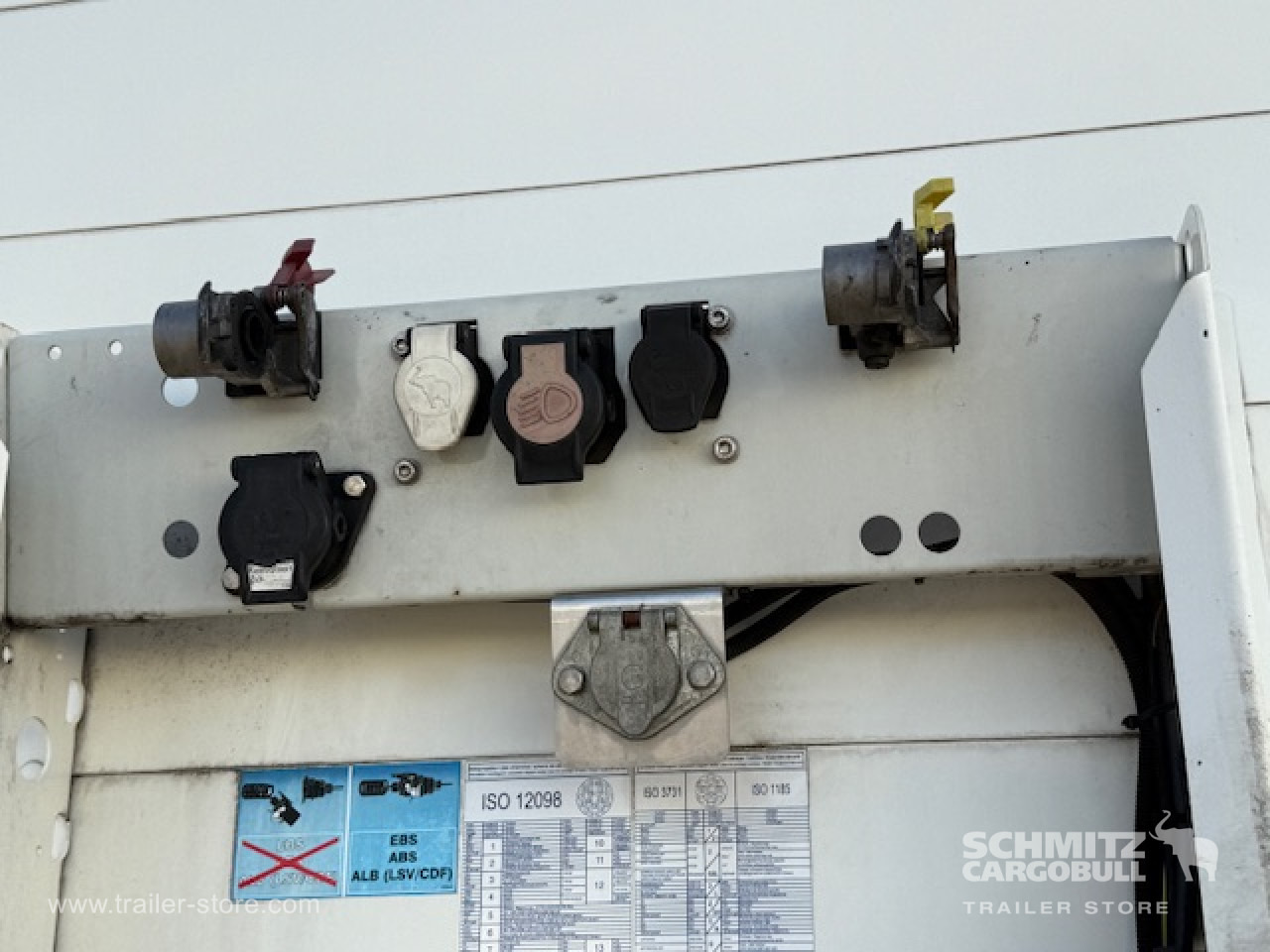 SCHMITZ Oplegger Kasten Standard Taillift - Closed box semi-trailer: picture 3 SCHMITZ Oplegger Kasten Standard Taillift - Closed box semi-trailer: picture 3