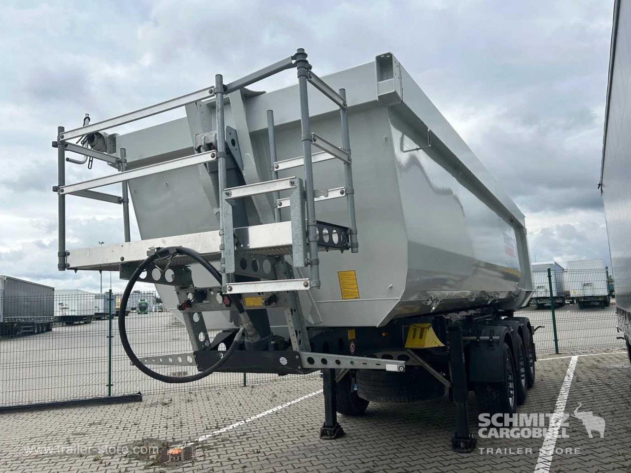 SCHMITZ Tipper steel-square sided body 28m³ - Tipper semi-trailer: picture 1 SCHMITZ Tipper steel-square sided body 28m³ - Tipper semi-trailer: picture 1