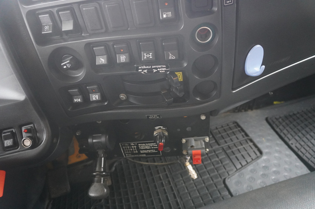 Tipper, Crane truck KAMAZ T2530 E5 6×4 / 3-sided tipper: picture 24