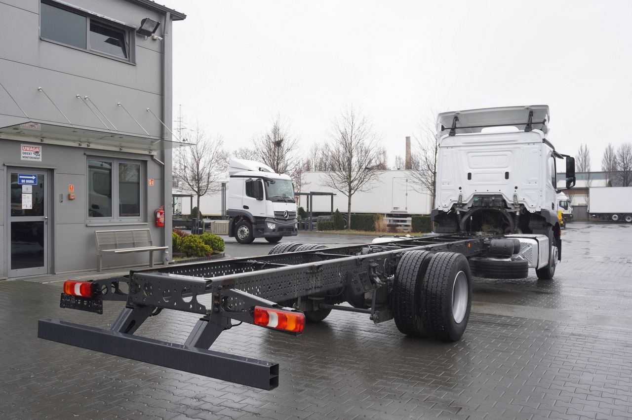 MERCEDES-BENZ Actros 1824 / 9.1 m chassis / sleeping cabin - Cab chassis truck: picture 3 MERCEDES-BENZ Actros 1824 / 9.1 m chassis / sleeping cabin - Cab chassis truck: picture 3