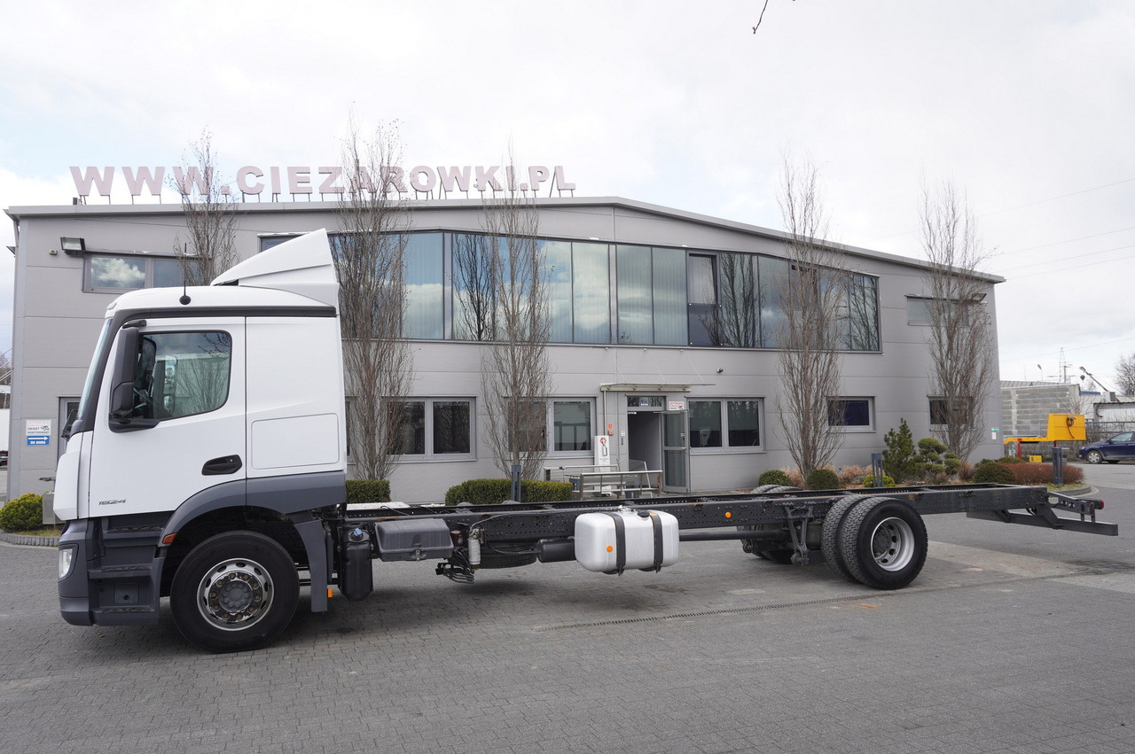 MERCEDES-BENZ Actros 1824 / 9.1 m chassis / sleeping cabin - Cab chassis truck: picture 2 MERCEDES-BENZ Actros 1824 / 9.1 m chassis / sleeping cabin - Cab chassis truck: picture 2