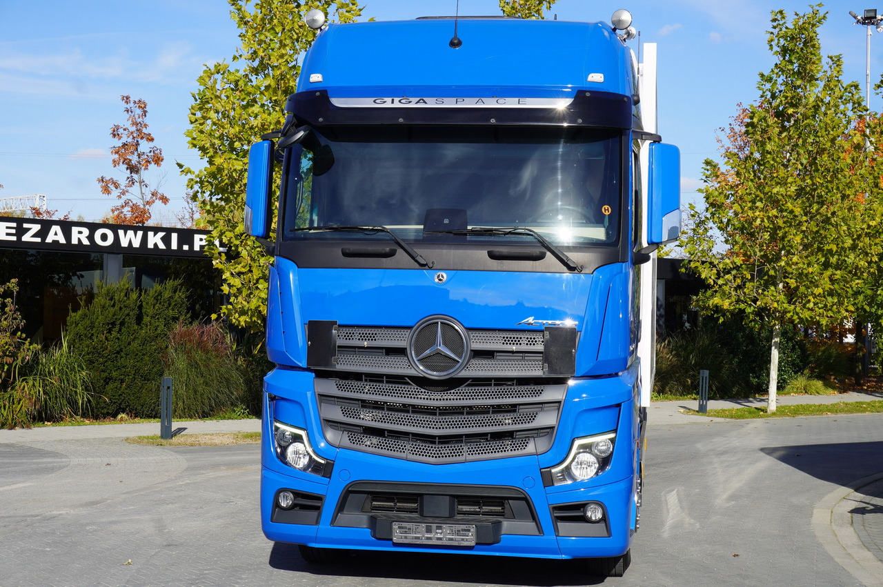 MERCEDES-BENZ Actros 2548 E6 / GIGA / Cab Lounge chair / Lamberet Refrigerator / Carrier Supra 950 - Refrigerator truck: picture 5 MERCEDES-BENZ Actros 2548 E6 / GIGA / Cab Lounge chair / Lamberet Refrigerator / Carrier Supra 950 - Refrigerator truck: picture 5