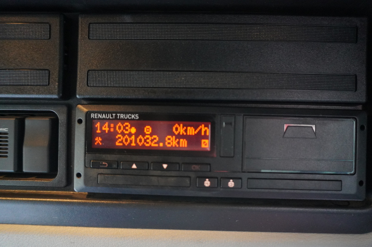 RENAULT C280 DTI 8 / FASSI crane 5.6 T / 560 MTH / range 8 m / Flatbed 15 EPAL - Dropside/ Flatbed truck, Crane truck: picture 4 RENAULT C280 DTI 8 / FASSI crane 5.6 T / 560 MTH / range 8 m / Flatbed 15 EPAL - Dropside/ Flatbed truck, Crane truck: picture 4