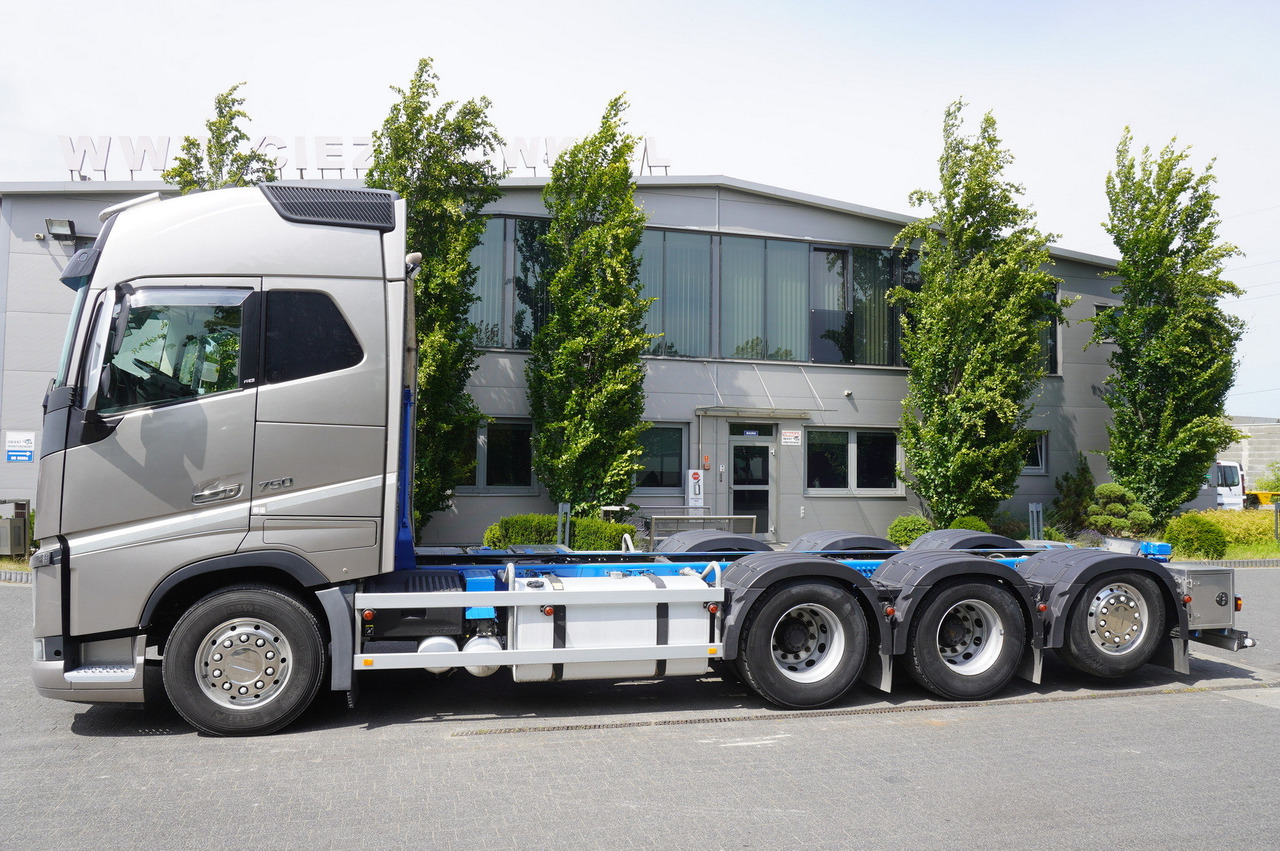 VOLVO Volvo FH16 750 8x4x4 / 750 HP! / Frame 685 cm / Steered 4th axle - Crane truck: picture 3 VOLVO Volvo FH16 750 8x4x4 / 750 HP! / Frame 685 cm / Steered 4th axle - Crane truck: picture 3