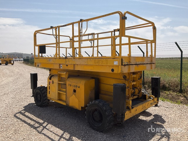 2004 Haulotte H15SX 4x4 Diesel Scissor Lift - Scissor lift: picture 4 2004 Haulotte H15SX 4x4 Diesel Scissor Lift - Scissor lift: picture 4