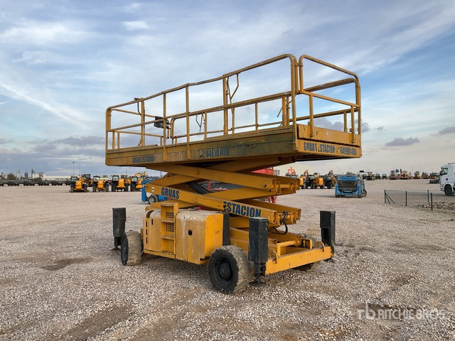 2006 Haulotte H12SXL 4x4 Diesel Scissor Lift - Scissor lift: picture 2 2006 Haulotte H12SXL 4x4 Diesel Scissor Lift - Scissor lift: picture 2