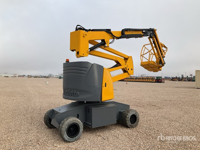 2007 Haulotte HA15IP 2WD Electric Articulating Boom Lift - Articulated boom: picture 2 2007 Haulotte HA15IP 2WD Electric Articulating Boom Lift - Articulated boom: picture 2