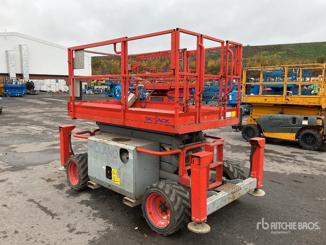 2007 Skyjack SJ6832RT 4x4 Diesel Scissor Lift - Scissor lift: picture 3 2007 Skyjack SJ6832RT 4x4 Diesel Scissor Lift - Scissor lift: picture 3