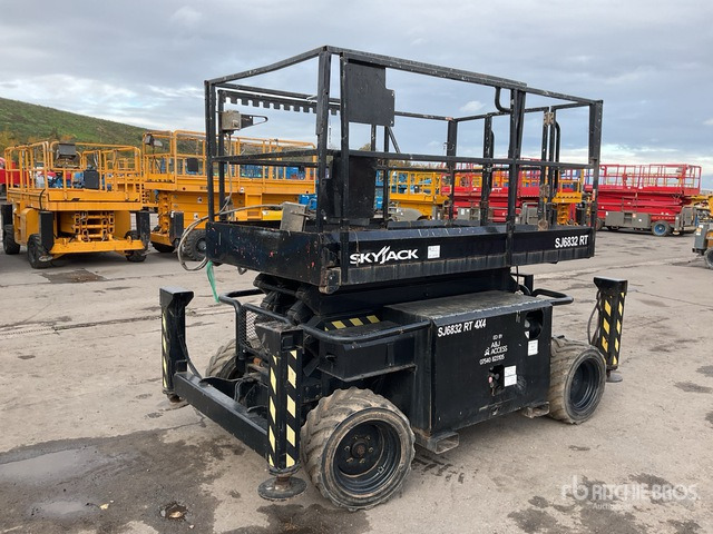 2007 Skyjack SJ6832RT 4x4 Diesel Scissor Lift - Scissor lift: picture 3 2007 Skyjack SJ6832RT 4x4 Diesel Scissor Lift - Scissor lift: picture 3