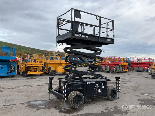 2007 Skyjack SJ6832RT 4x4 Diesel Scissor Lift - Scissor lift: picture 2 2007 Skyjack SJ6832RT 4x4 Diesel Scissor Lift - Scissor lift: picture 2