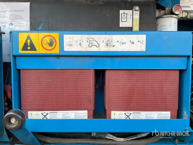 2010 Genie Z135/70 4WD Diesel Articulating Boom Lift - Articulated boom: picture 5 2010 Genie Z135/70 4WD Diesel Articulating Boom Lift - Articulated boom: picture 5