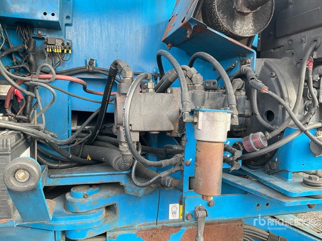 2010 Genie Z135/70 4WD Diesel Articulating Boom Lift - Articulated boom: picture 2 2010 Genie Z135/70 4WD Diesel Articulating Boom Lift - Articulated boom: picture 2