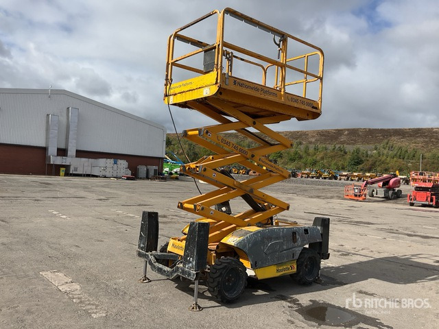2014 Haulotte COMPACT 10DX 4x4 Diesel Scissor Lift - Scissor lift: picture 2 2014 Haulotte COMPACT 10DX 4x4 Diesel Scissor Lift - Scissor lift: picture 2