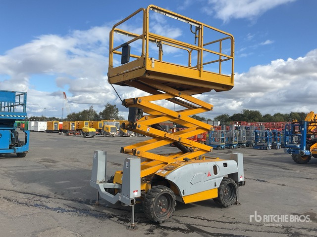 2014 Haulotte COMPACT 10DX 4x4 Diesel Scissor Lift - Scissor lift: picture 2 2014 Haulotte COMPACT 10DX 4x4 Diesel Scissor Lift - Scissor lift: picture 2