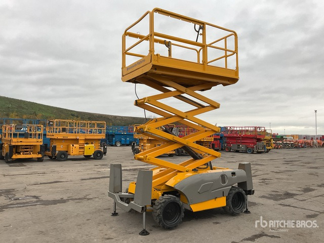 2014 Haulotte Compact 10DX 4x4 Diesel Scissor Lift - Scissor lift: picture 2 2014 Haulotte Compact 10DX 4x4 Diesel Scissor Lift - Scissor lift: picture 2