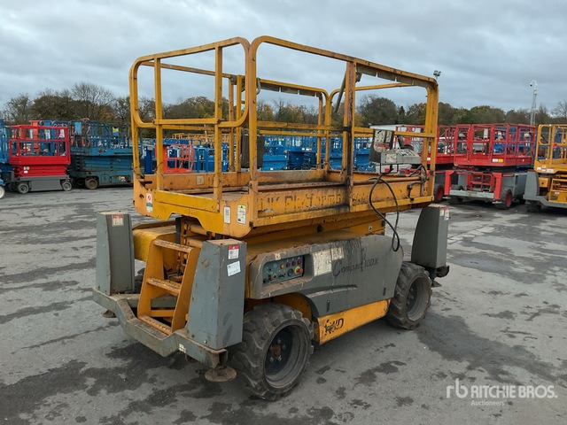 2014 Haulotte Compact 10DX 4x4 Diesel Scissor Lift - Scissor lift: picture 4 2014 Haulotte Compact 10DX 4x4 Diesel Scissor Lift - Scissor lift: picture 4